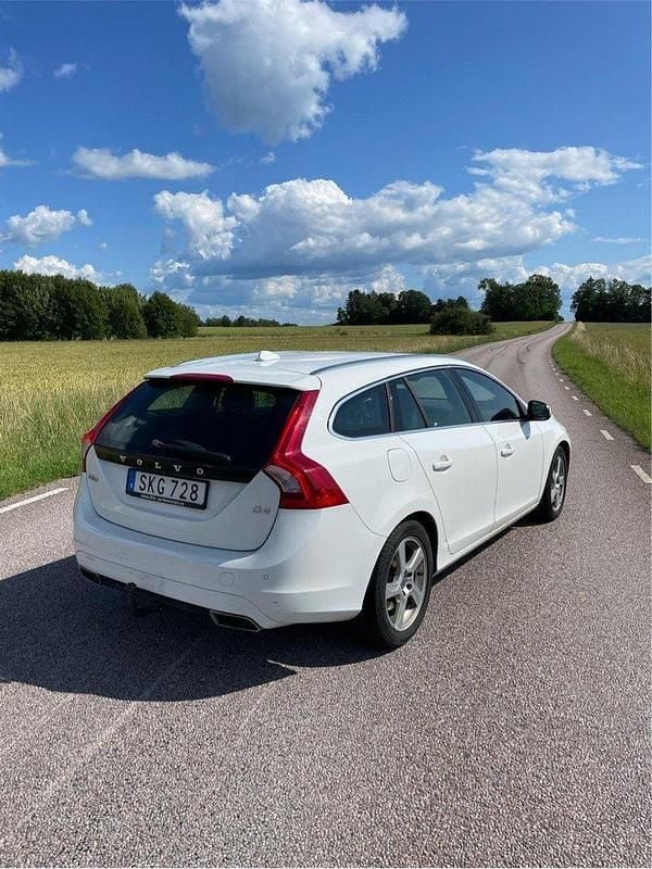 Vit Begagnad 2015 Volvo V60 Summum Kombi | 105 000 kr (Marknadspris) - Bild 1/3