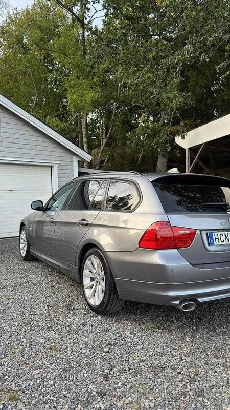 Grå Begagnad 2010 BMW 320 Comfort Edition Kombi | 75 000 kr (Marknadspris) - Bild 1/4