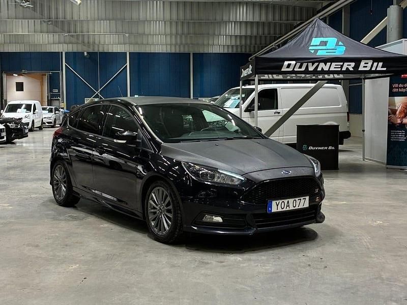 Svart Begagnad 2017 Ford Focus ST Halvkombi | 164 900 kr - Bild 1/4