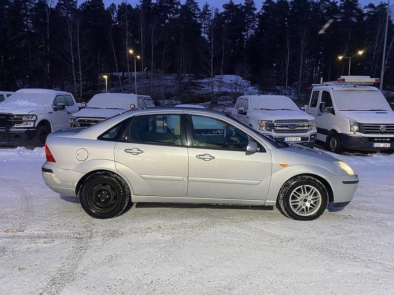 Begagnad Ford Focus Ghia 101 HK (74 kW) 2003 Silver Sedan