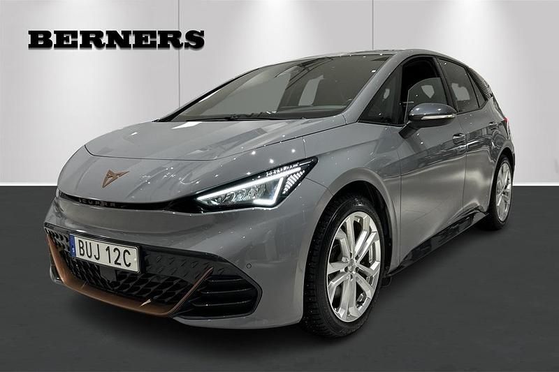 Grå Begagnad 2023 Cupra Born e-Boost Halvkombi | 269 900 kr (Marknadspris) - Bild 1/4