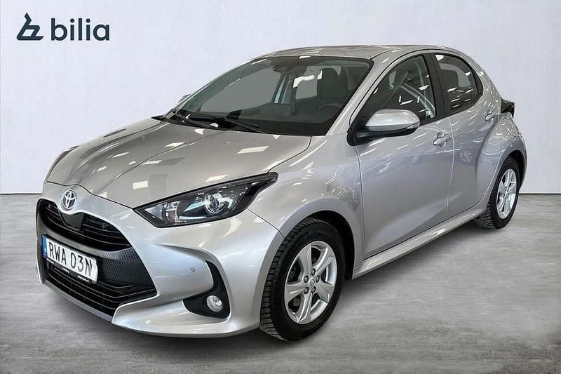 Begagnad Toyota Yaris Hybrid Active 117 HK (86 kW) 2022 Silver Halvkombi