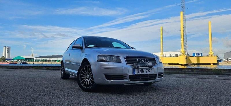 Silver Begagnad 2004 Audi A3 Attraction Halvkombi | 33 000 kr (Marknadspris) - Bild 1/4