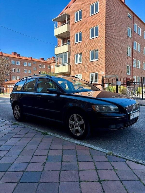 Svart Begagnad 2004 Volvo V50 Kombi | 44 990 kr (Marknadspris) - Bild 1/4