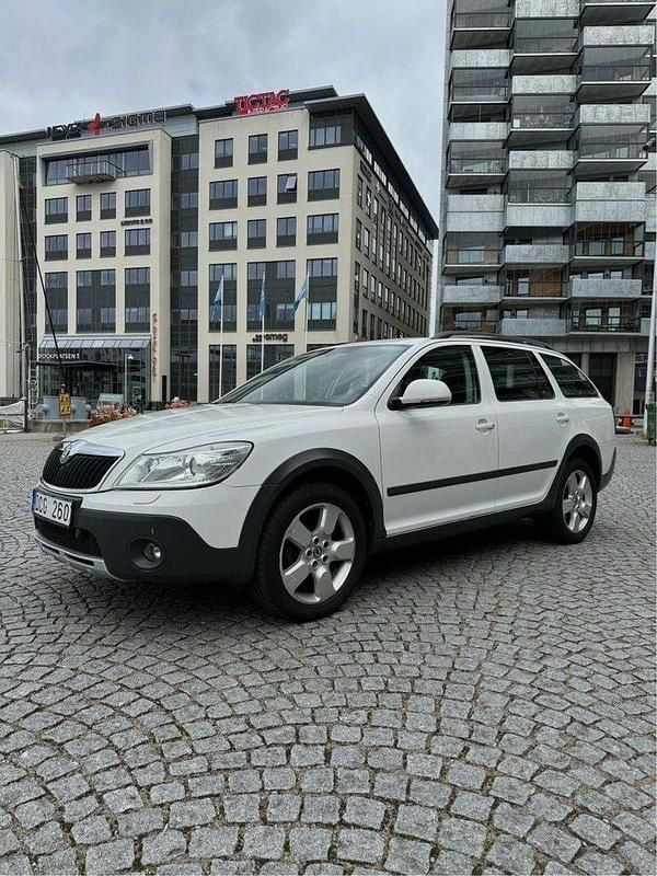 Vit Begagnad 2011 Skoda Octavia Scout Kombi | 69 900 kr (Marknadspris) - Bild 1/4