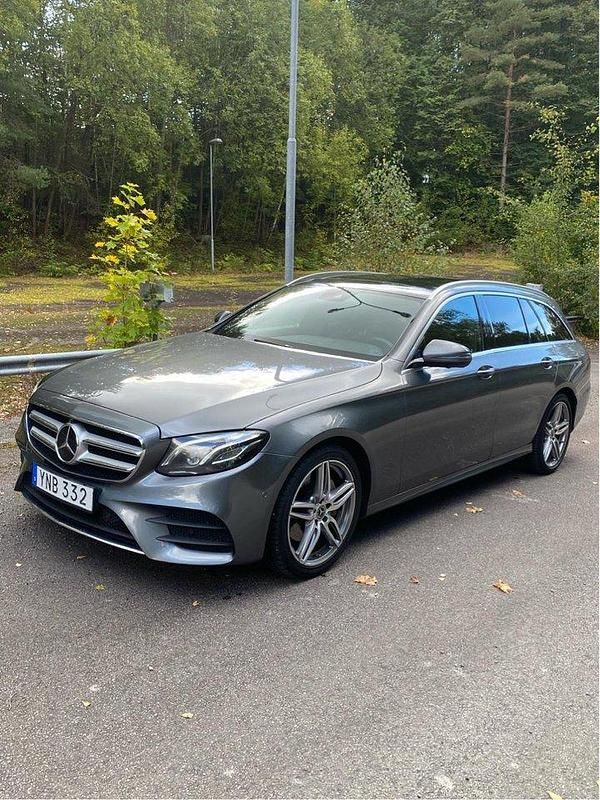 Grå Begagnad 2017 Mercedes E220 AMG line Kombi | 265 000 kr (Dyr) - Bild 1/4