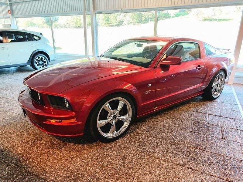 Mörkröd Begagnad 2005 Ford Mustang GT Sportkupé | 249 500 kr (Dyr) - Bild 1/4