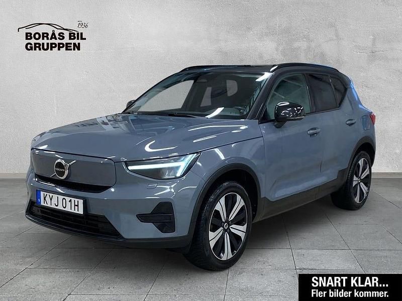 Grå Begagnad 2023 Volvo XC40 Core SUV | 279 000 kr (Marknadspris) - Bild 1/4