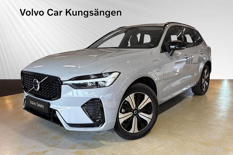 Grå Begagnad 2024 Volvo XC60 Plus SUV | 539 900 kr (Marknadspris) - Bild 1/3