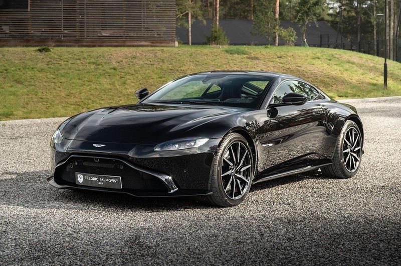 Svart Begagnad 2021 Aston Martin V8 Vantage Sportkupé | 1 295 000 kr - Bild 1/4