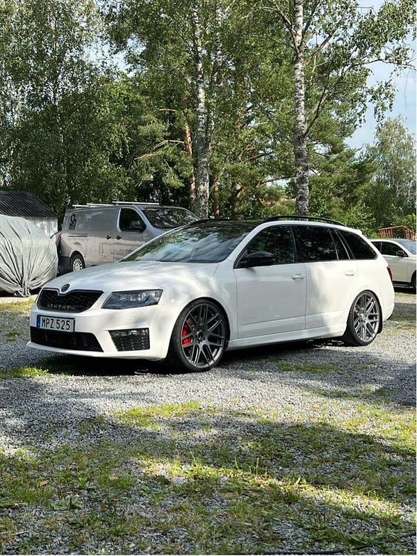 Vit Begagnad 2016 Skoda Octavia RS Kombi | 180 000 kr (Marknadspris) - Bild 1/3