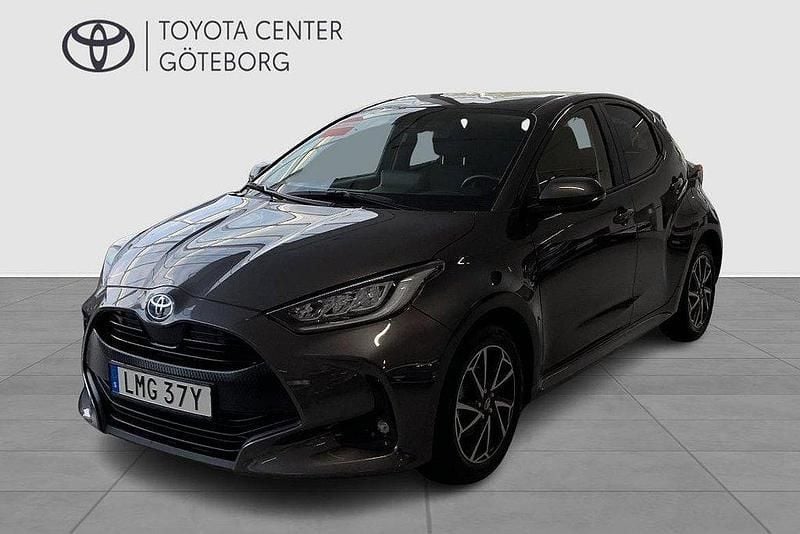 Mörkgrå Begagnad 2022 Toyota Yaris Hybrid Active Halvkombi | 234 900 kr (Marknadspris) - Bild 1/2
