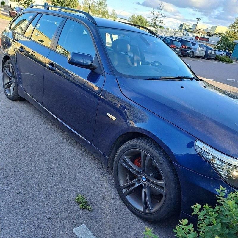 Blå Begagnad 2008 BMW 520 Kombi | 68 000 kr (Lite dyr) - Bild 1/4