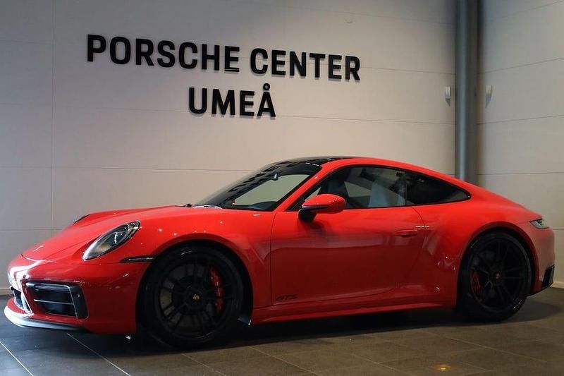 Begagnad Porsche 911 480 HK (353 kW) 2023 Röd (red) Sportkupé