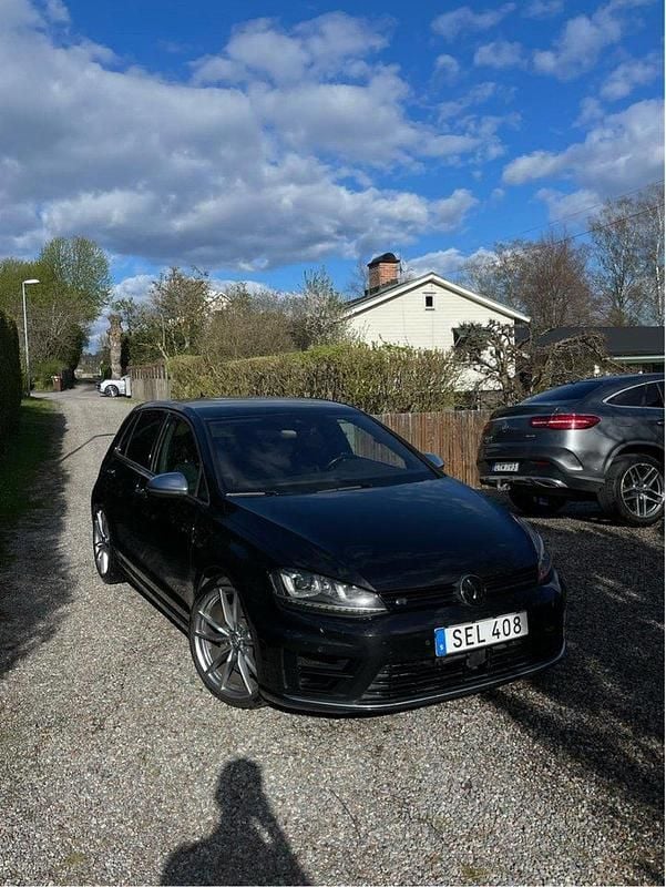 Svart Begagnad 2017 VW Golf VII R Halvkombi | 229 900 kr (Marknadspris) - Bild 1/4