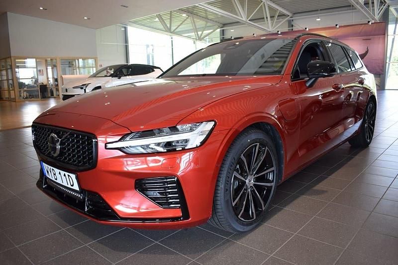 Röd Begagnad 2025 Volvo V60 Plus Kombi | 569 000 kr (Dyr) - Bild 1/4