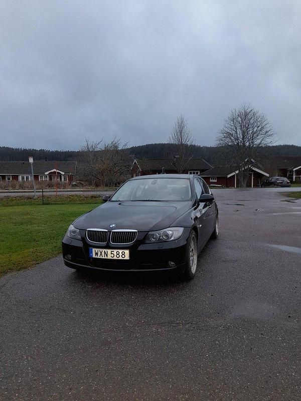 Svart Begagnad 2005 BMW 325 Sedan | 38 000 kr (Marknadspris) - Bild 1/4