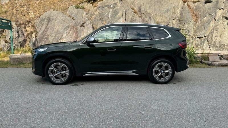 Grön Begagnad 2022 BMW X1 xLine SUV | 410 900 kr (Marknadspris) - Bild 1/4