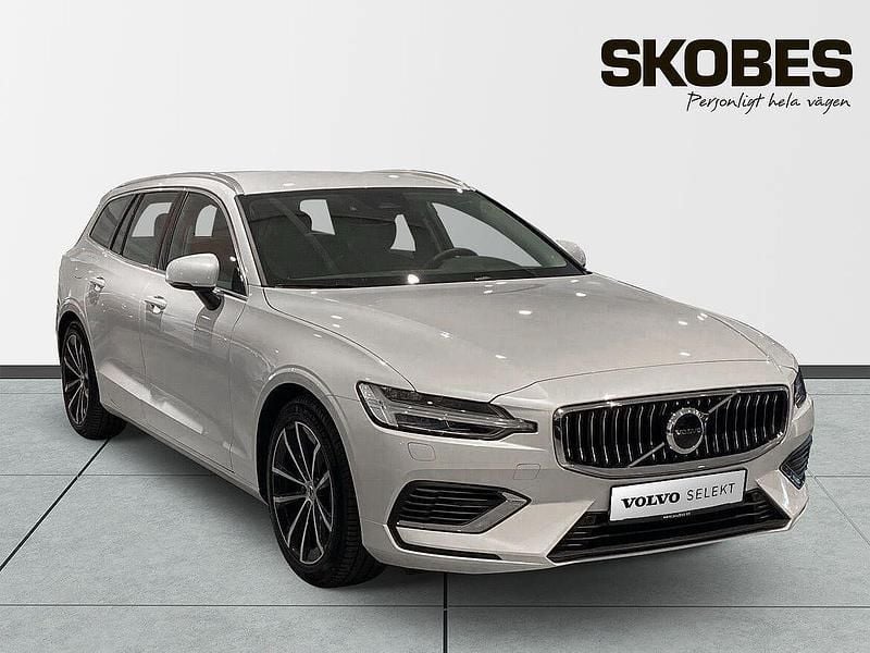 Vit Begagnad 2025 Volvo V60 Plus Kombi | 544 500 kr (Dyr) - Bild 1/3
