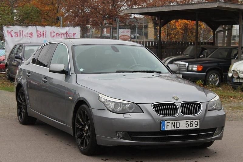 Grå Begagnad 2007 BMW 523 Sedan | 59 900 kr (Marknadspris) - Bild 1/4