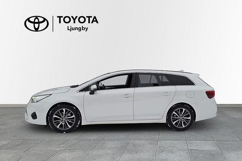 Begagnad Toyota Avensis Active 148 HK (108 kW) 2015 Vit Kombi