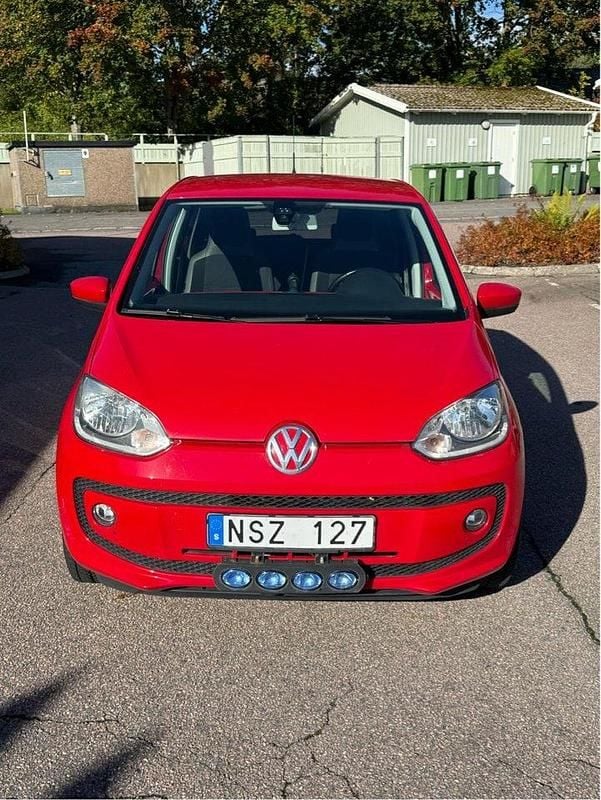 Röd Begagnad 2013 VW up! high up! Halvkombi | 53 500 kr (Marknadspris) - Bild 1/4
