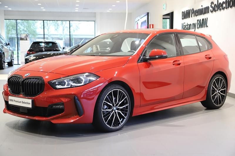 Röd Begagnad 2024 BMW 118 Shadowline Halvkombi | 345 000 kr (Dyr) - Bild 1/3