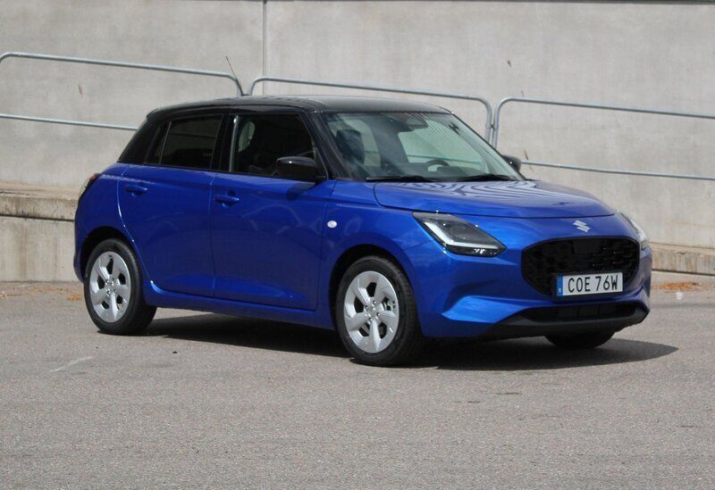 Blå Ny 2024 Suzuki Swift Halvkombi | 229 900 kr (Marknadspris) - Bild 1/4