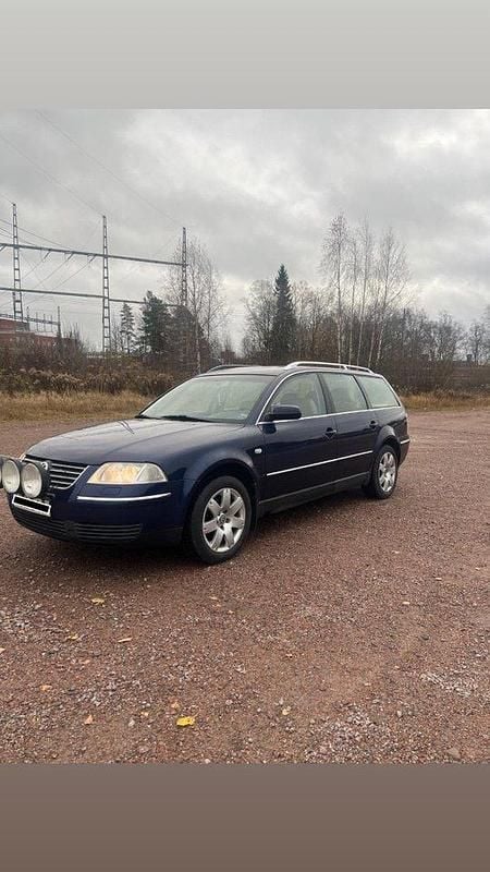 Blå Begagnad 2001 VW Passat Highline Kombi | 22 500 kr (Marknadspris) - Bild 1/4