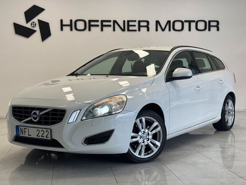 Vit Begagnad 2012 Volvo V60 Momentum Kombi | 99 000 kr (Marknadspris) - Bild 1/4