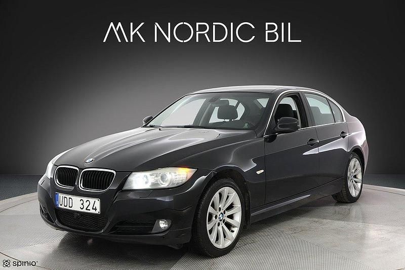 Svart Begagnad 2010 BMW 320 Sedan | 119 900 kr (Dyr) - Bild 1/4