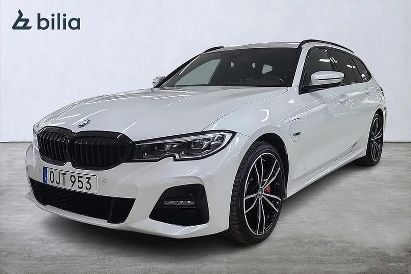 Vit Begagnad 2022 BMW 330 M Sport Kombi | 349 000 kr (Marknadspris) - Bild 1/4