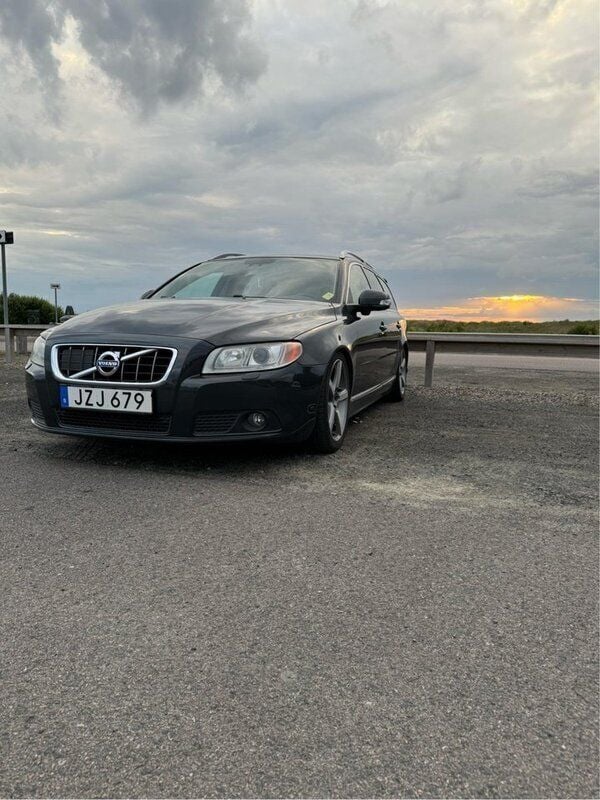 Grå Begagnad 2010 Volvo V70 Summum Kombi | 70 000 kr (Marknadspris) - Bild 1/4