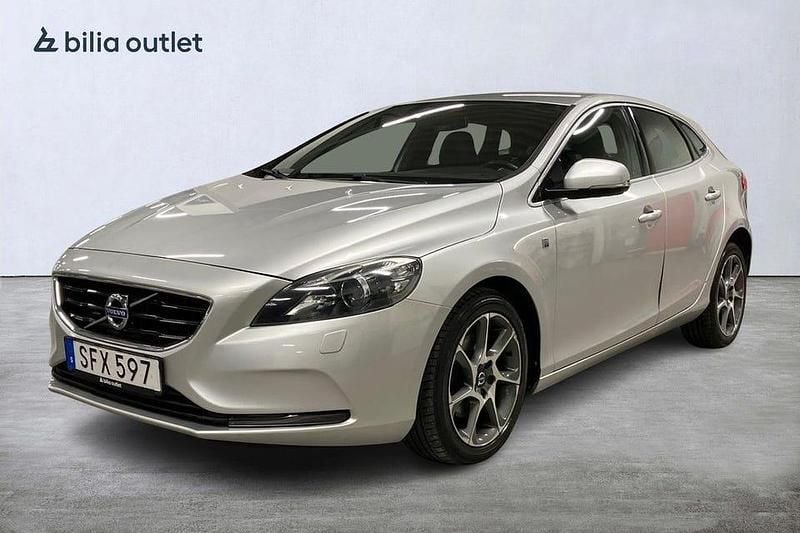 Silver Begagnad 2015 Volvo V40 Ocean Race Halvkombi | 129 800 kr (Marknadspris) - Bild 1/4