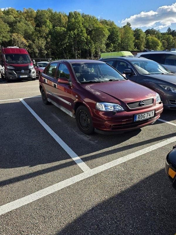Röd Begagnad 2000 Opel Astra Halvkombi | 14 000 kr (Marknadspris) - Bild 1/3