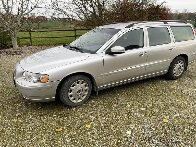 Grå Begagnad 2007 Volvo V70 Momentum Kombi | 26 000 kr (Marknadspris) - Bild 1/4