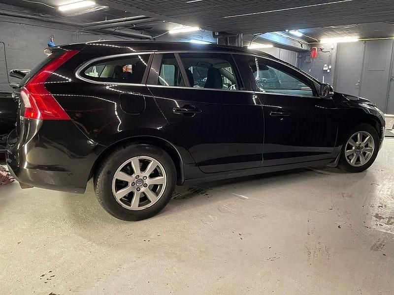 Begagnad Volvo V60 Momentum 150 HK (110 kW) 2011 Svart Kombi