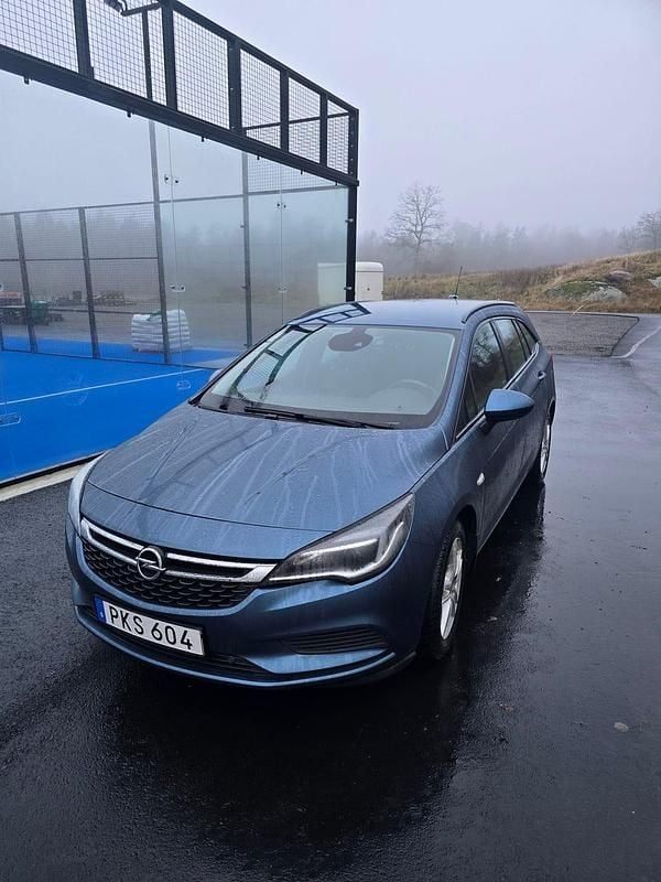 Blå metallic Begagnad 2017 Opel Astra Kombi | 75 000 kr (Marknadspris) - Bild 1/4