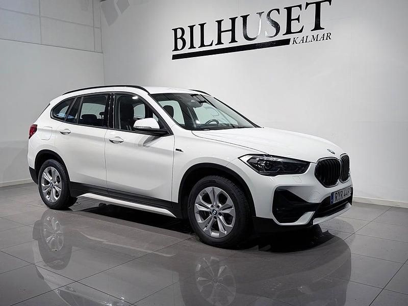 Vit Begagnad 2021 BMW X1 Sport Line SUV | 269 900 kr (Marknadspris) - Bild 1/4