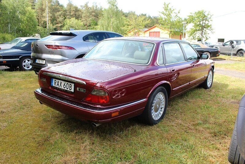 Mörkröd Begagnad 1997 Jaguar XJ6 Sedan | 199 000 kr - Bild 1/3