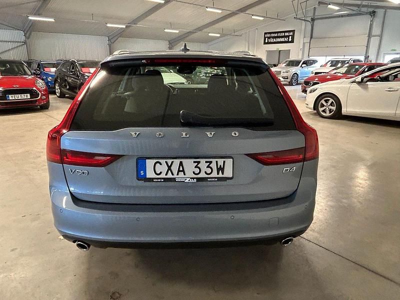 Begagnad Volvo V90 Momentum 191 HK (140 kW) 2019 Ljusblå Kombi