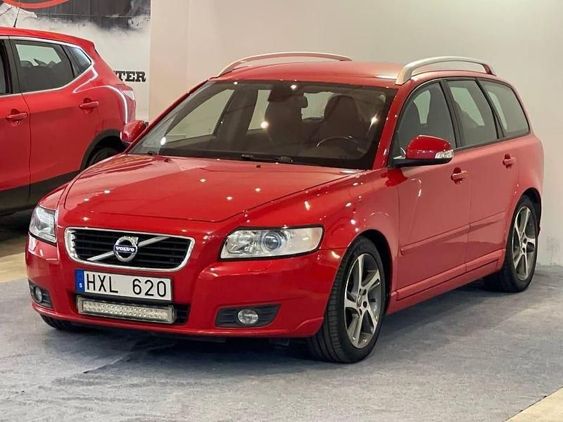 Röd Begagnad 2012 Volvo V50 Momentum Kombi | 66 900 kr (Marknadspris) - Bild 1/4