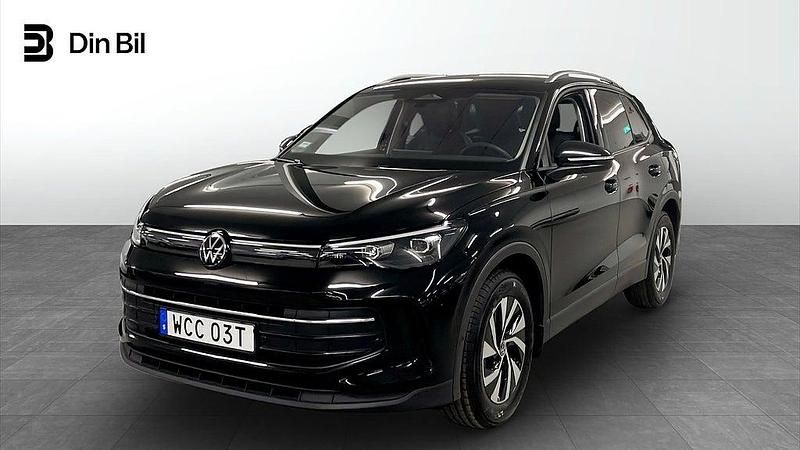 Svart Begagnad 2025 VW Tiguan SUV | 389 900 kr (Marknadspris) - Bild 1/4