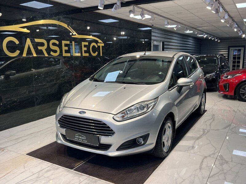Grå Begagnad 2014 Ford Fiesta Titanium Halvkombi | 49 900 kr (Marknadspris) - Bild 1/4