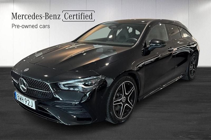 Svart Begagnad 2024 Mercedes CLA200 Shooting Brake AMG Line Premium Kombi | 389 800 kr (Marknadspris) - Bild 1/4