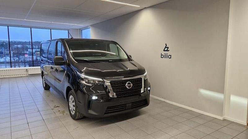 Svart Ny 2025 Nissan Primastar Minibuss | 405 664 kr - Bild 1/4