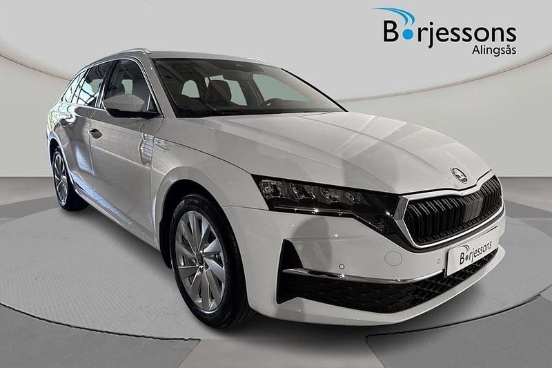 Vit Ny 2025 Skoda Octavia Selection Kombi | 349 900 kr (Marknadspris) - Bild 1/4