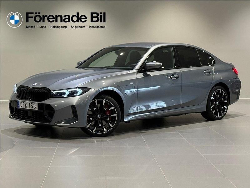 Grå Begagnad 2024 BMW 330e Comfort Edition Sedan | 559 000 kr (Lite dyr) - Bild 1/4