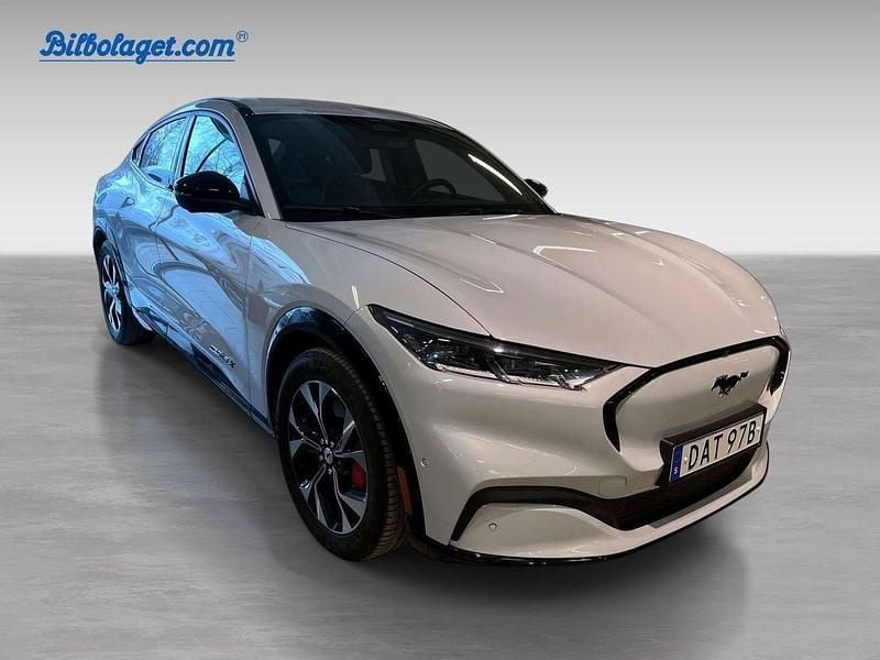 Vit Begagnad 2023 Ford Mustang Mach-E Premium SUV | 439 000 kr (Superpris) - Bild 1/4