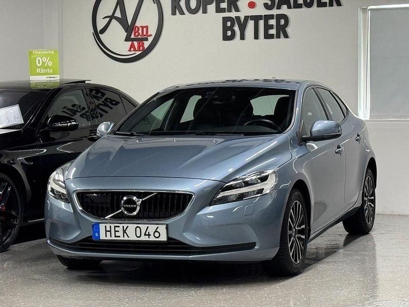 Ljusblå Begagnad 2017 Volvo V40 Momentum Kombi | 179 900 kr (Marknadspris) - Bild 1/4